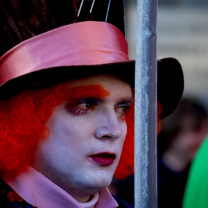 Homme déguisé avec une perruque orange et un haut de forme - Belgique  - collection de photos clin d'oeil, catégorie portraits